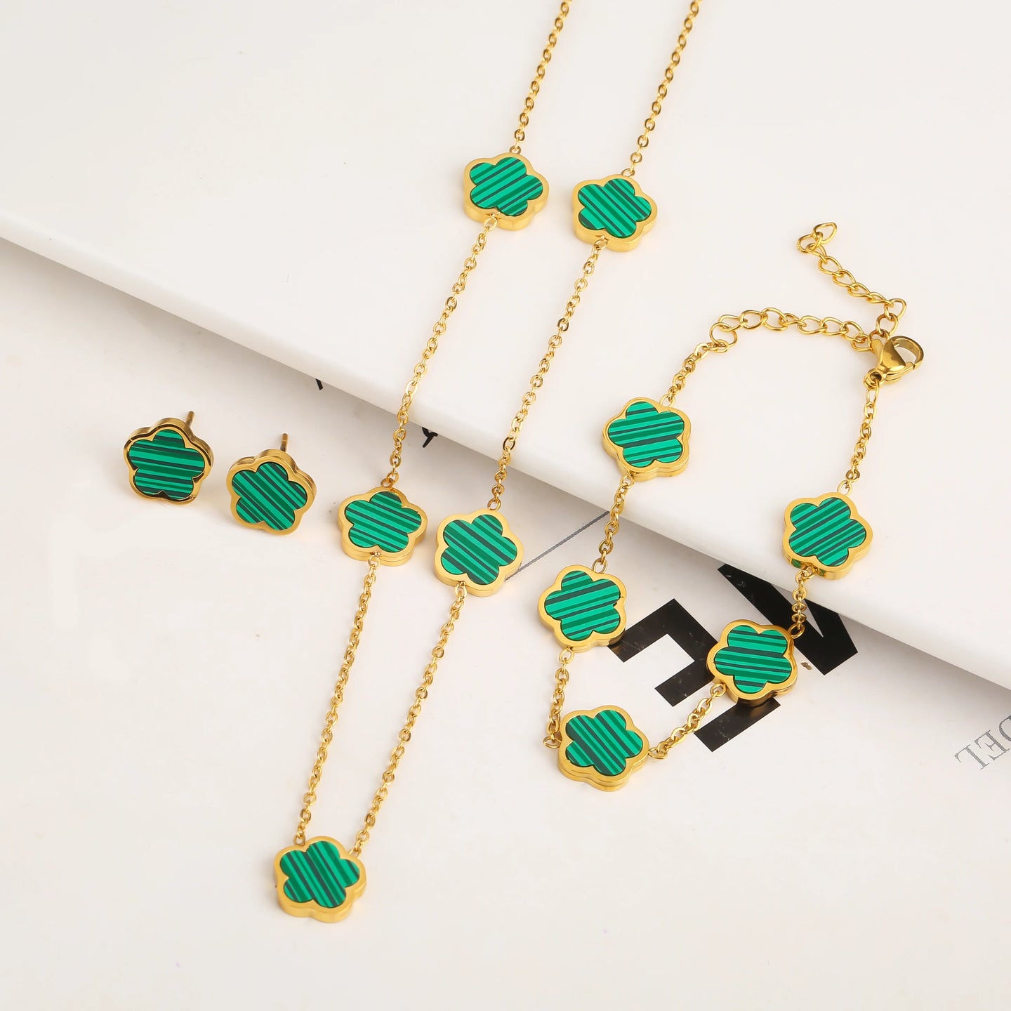 Elegant FLÔR no.5 set featuring green clover charms chain, bracelet and earrings