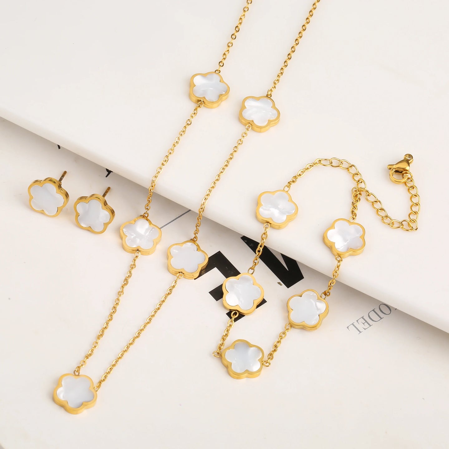 Elegant FLÔR no.5 set featuring pearl white clover charms chain, bracelet and earrings
