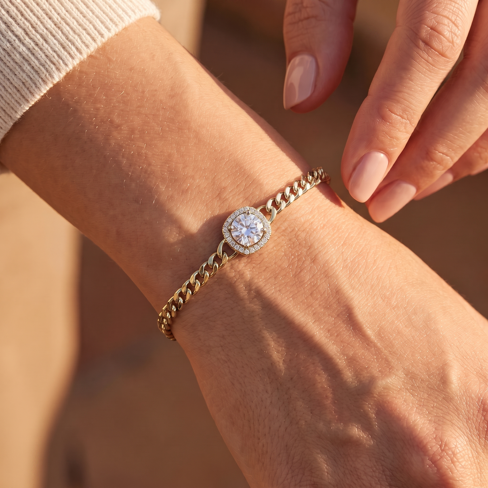 Halo curb-chain bracelet gold on wrist